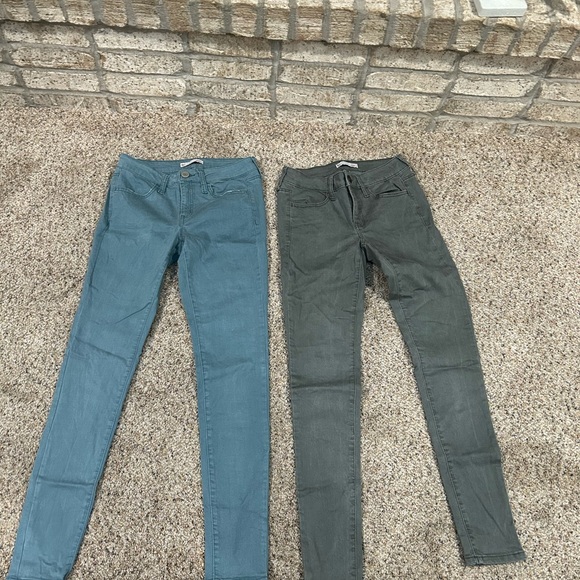 Beautiful Size 3 Skinny Jeans by SO! Great Deal! Perfect Gift! - Picture 3 of 3